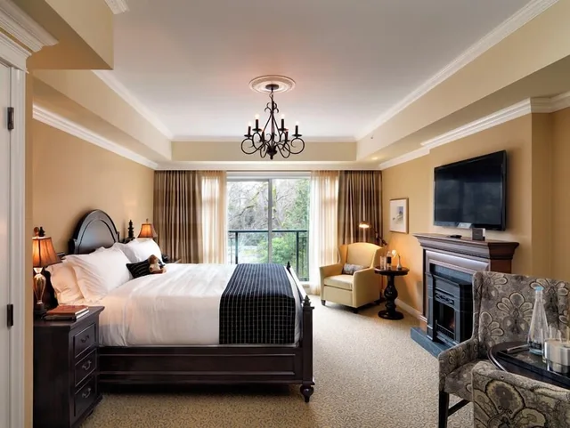 Guest Room, Queen Bed, Resident View، Oak Bay Beach Hotel 1/2