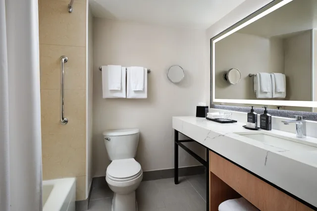 غرفة كلوب بسرير كينج، Sheraton Ontario Airport Hotel 7/10