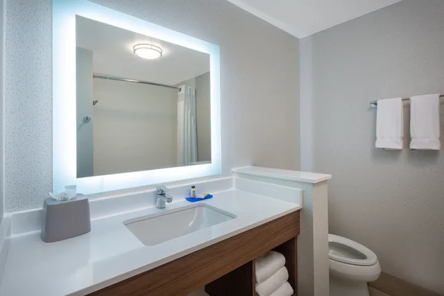غرفة قياسية بسريرين كوين بحوض استحمام لذوي الإعاقة، Holiday Inn Express and Suites Chico an IHG Hotel 2/3