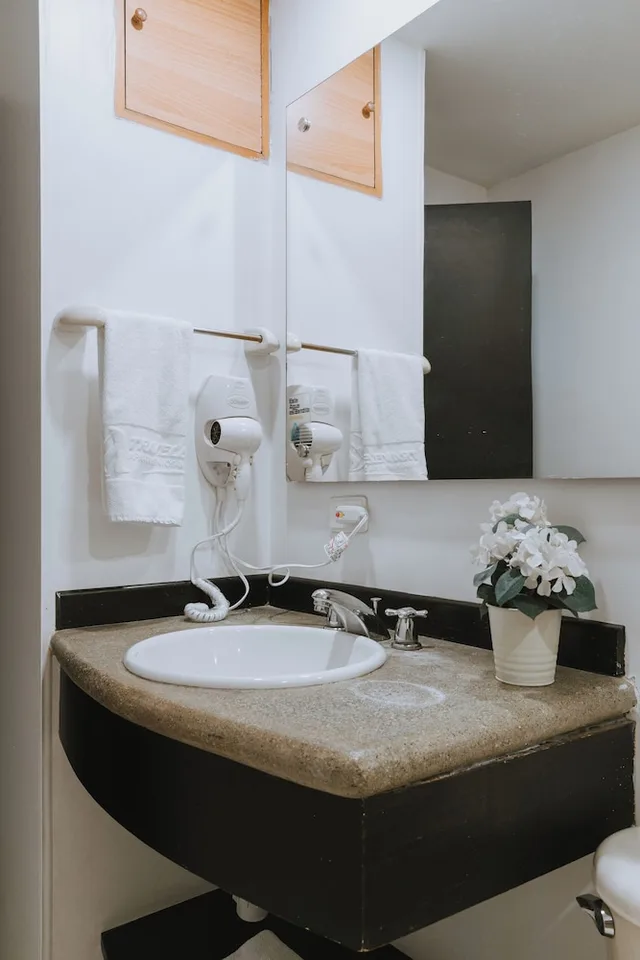 شقة بسرير كينج بشرفة مع أريكة، Travelers Apartamentos and Suites Orange Medellin 5/5