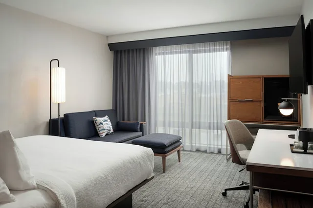 غرفة بسرير كينج مع أريكة، Courtyard by Marriott Cleveland TN 3/8
