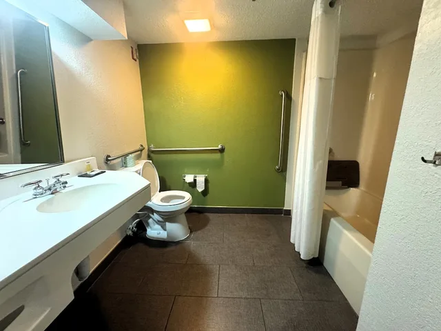 جناح بسرير كينج بغرفة نوم واحدة لذوي الإعاقة، Travelodge by Wyndham Flowood 10/10