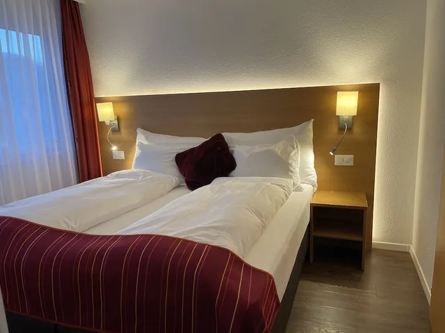 جناح جونيور بسرير كوين مع أريكة بحوض استحمام، Therme 51 1/6