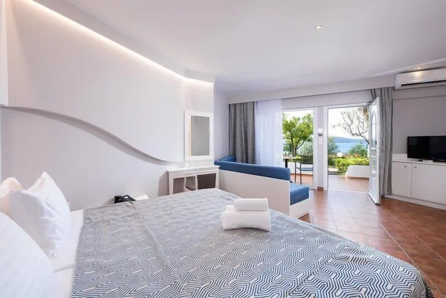 غرفة عائلية بسرير مزدوج بإطلالة على البحر مع أريكة، Alexandros Palace Hotel and Suites 4/9