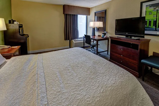 غرفة بسرير كوين بحوض استحمام لذوي الإعاقة، Hampton Inn Raleigh/Cary 5/7