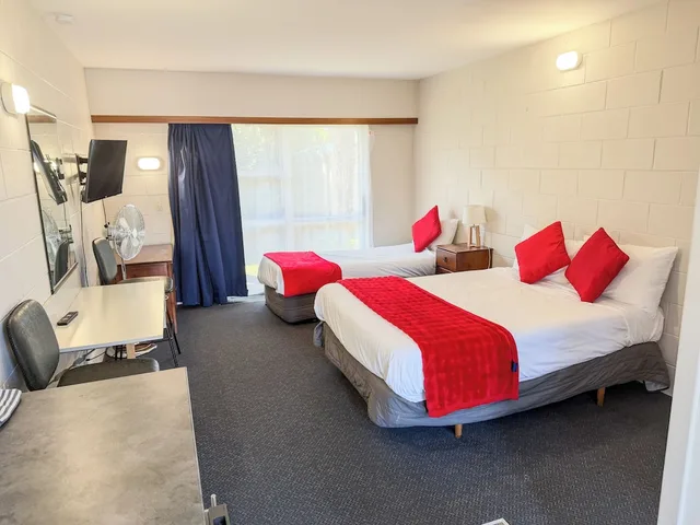 غرفة سوبيريور ثلاثية بسرير كوين وسرير فردي بغرفة نوم واحدة بمطبخ، Midway Pacifica Lodge 1/4