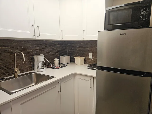 Efficiency, King Bed, Kitchen، Super 8 By Wyndham Spruce Grove 5/7