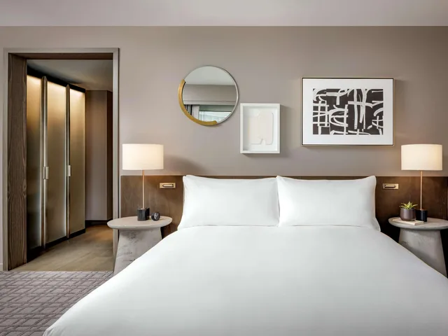 1 Bedroom, Fairmont Gold, Suite, King Bed, Sofa, Lounge Access, Corner، Fairmont Century Plaza Los Angeles 2/4