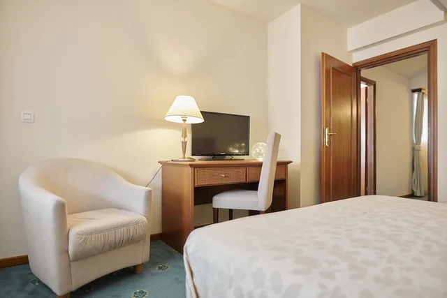 جناح بسرير مزدوج بإطلالة على البحر مع أريكة، Hotel Lovran 3/5
