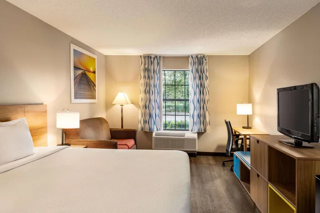 غرفة بسرير كينج، Days Inn By Wyndham Shallotte 1/3
