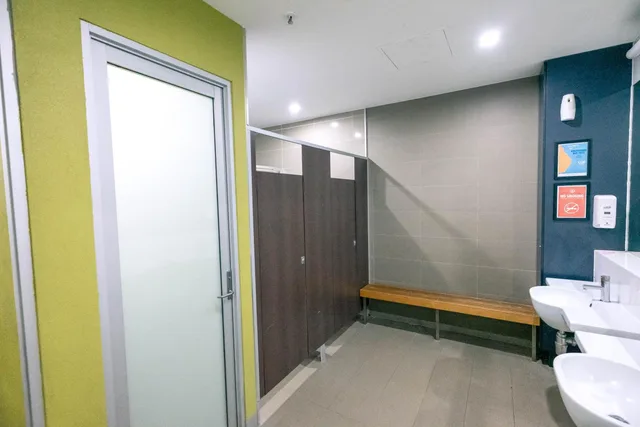 غرفة بسريرين منفصلين وأسرّة بطابقين بحمام مشترك، YHA Melbourne Central 5/5
