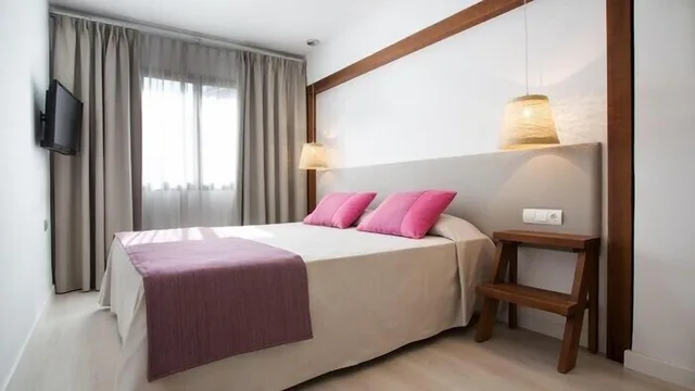 جناح عائلي بسرير مزدوج بشرفة مع أريكة، Insotel Club Tarida Playa 1/8