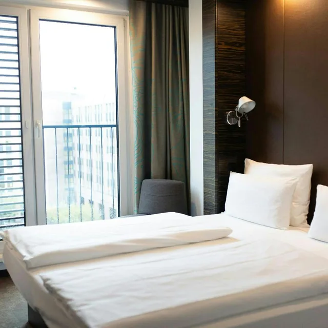 Room, Queen Bed, Hotel Motel One Dusseldorf-Hauptbahnhof 3/7