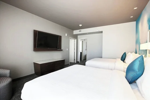 جناح بسريرين كوين بغرفة نوم واحدة مع أريكة، Courtyard by Marriott Montreal Brossard 2/3