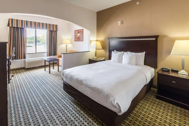 جناح، Quality Suites Burleson - Ft. Worth 1/1