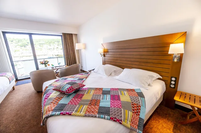 غرفة سوبيريور بسرير كوين بإطلالة على المرسى، HOTEL LE GRAND PAVOIS 3/7