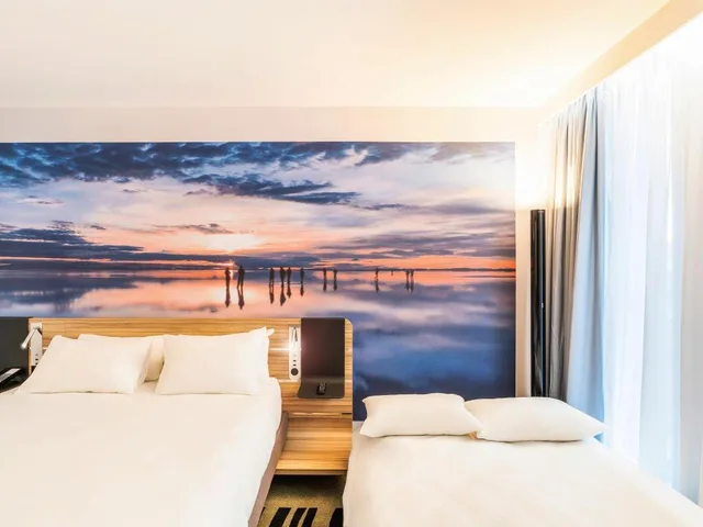 غرفة قياسية بسرير مزدوج وسرير فردي مع أريكة، Novotel Leicester 3/8