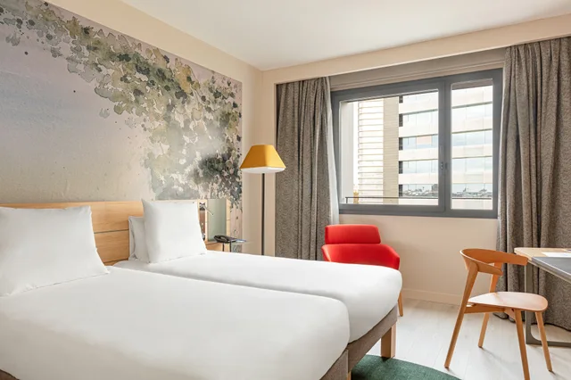 غرفة سوبيريور بسريرين منفصلين وسرير كينج، Novotel Madrid City Las Ventas 4/7