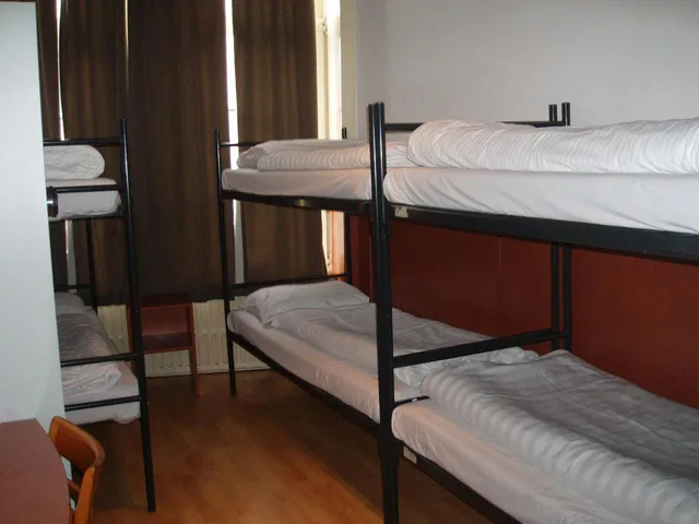 غرفة عائلية، Continental Hotel 2/9