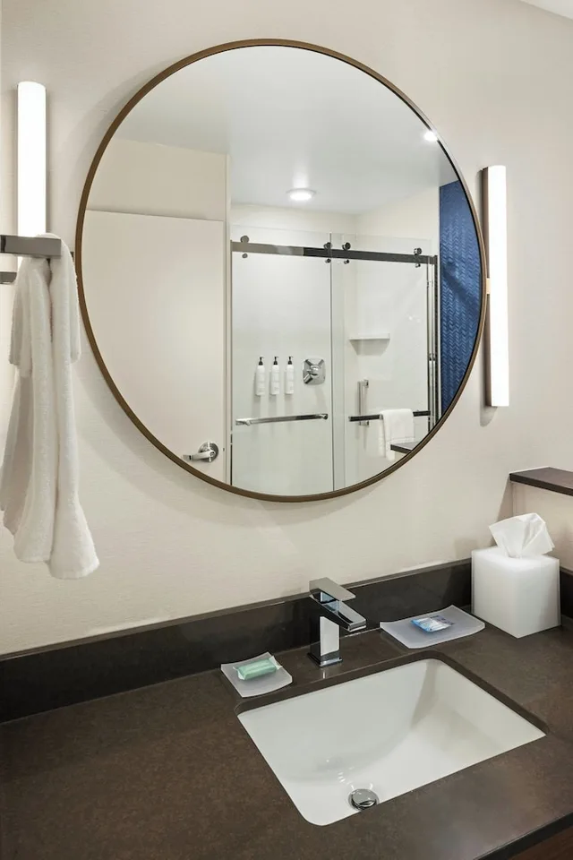 استوديو بسرير كينج مع أريكة لذوي الإعاقة، Fairfield Inn & Suites by Marriott Cedar Rapids North 5/7