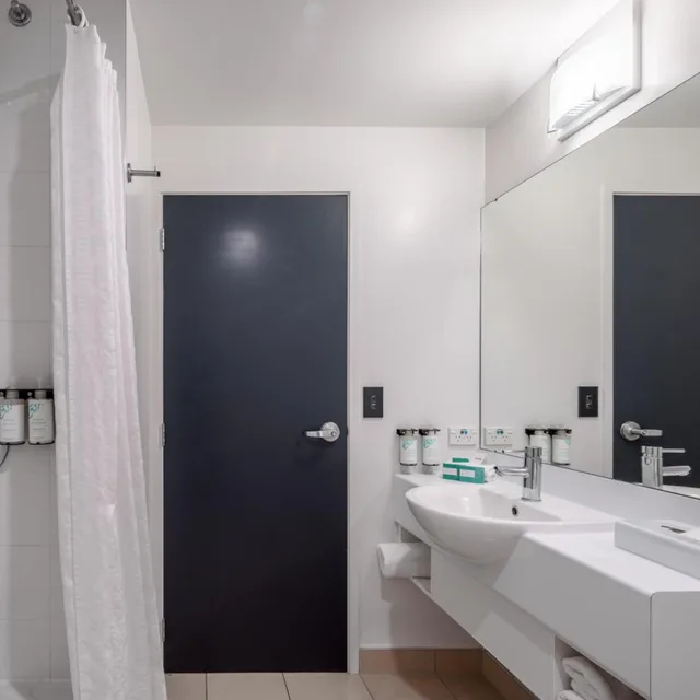 غرفة بسرير مزدوج بشرفة، Heartland Hotel Auckland Airport 10/10