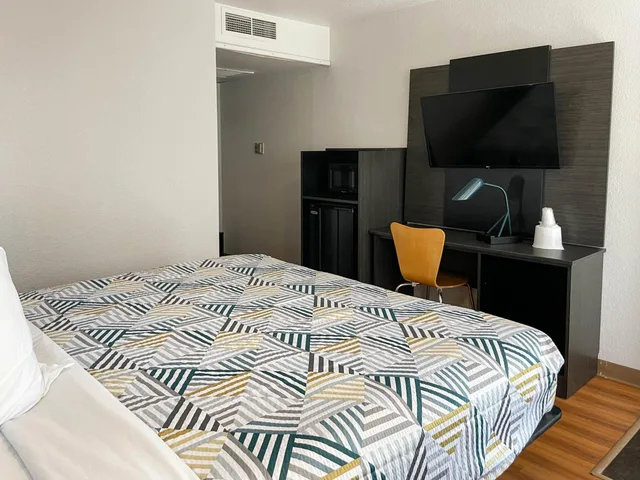 2 Full 1 King Bed - Suite, Nsmk, Micfridge، Motel6 Cheyenne, WY 5/7