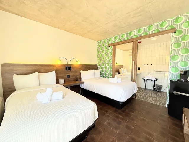 غرفة بسريرين منفصلين في الطابق الأرضي لذوي الإعاقة، The Alice Hotel 2/5