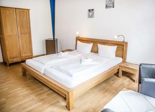 Room, Queen Bed, Hotel Tum Stuurmann 1/8
