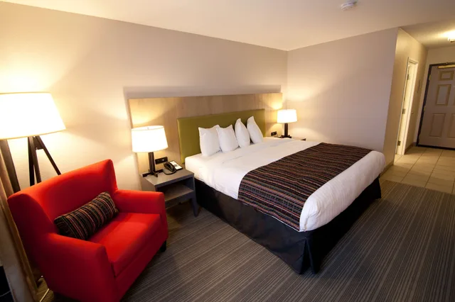 غرفة بسرير كينج، Country Inn & Suites By Radisson, Decorah, IA 3/5