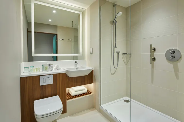 جناح، Courtyard by Marriott London Heathrow Airport 2/2