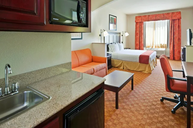 جناح بسرير كينج بمنطقة جلوس، Holiday Inn Express Hotel Suites Athens 6/7