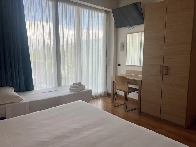 Family, 1 Single and 2 Double Beds، Rivus 2/10