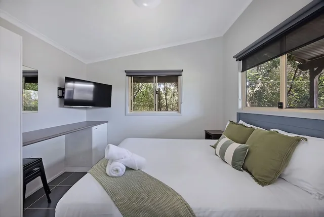 كابينة بسرير كوين وسرير بطابقين، Reflections Holiday Parks Nambucca Heads 1/6