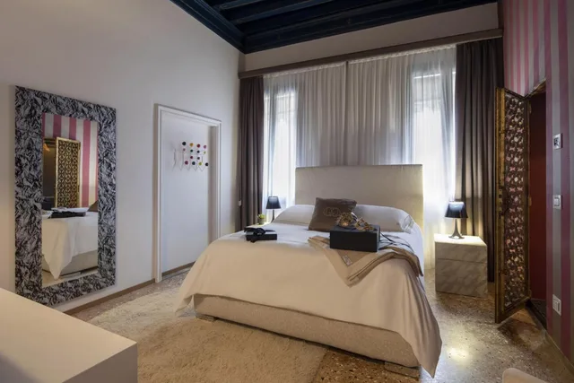 غرفة فاخرة بسرير مزدوج بإطلالة على القناة، Hotel Corte di Gabriela 4/10