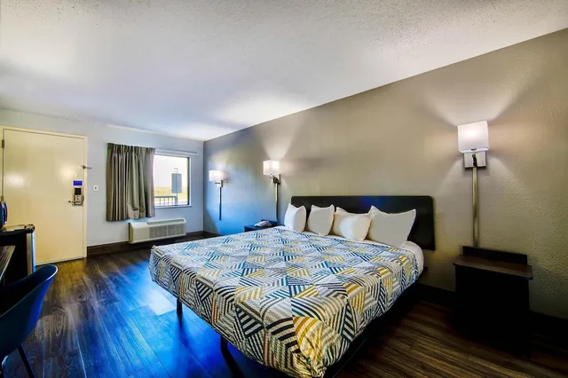 غرفة ديلوكس بسرير كينج للمدخنين، Red Roof Inn Birmingham - Highway 280 4/8