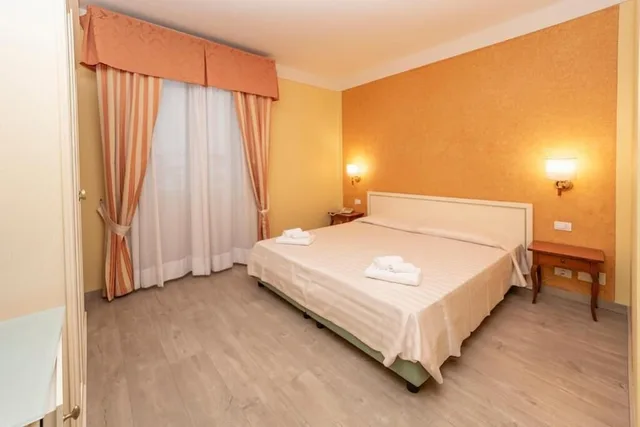 غرفة ديلوكس بسريرين منفصلين بإطلالة على البحيرة، Hotel Pallanza 5/7
