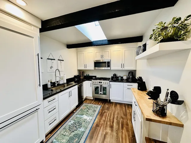 جناح استوديو إليت بسرير كينج وسرير كوين بإطلالة على الفناء مع أريكة بمطبخ، Bespoke Inn Flagstaff 8/10