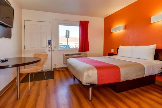2 Queen Beds - Non-Smoking.، Motel6 Riverside, CA - South 1/2