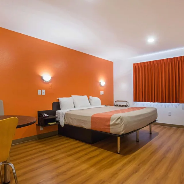 غرفة بسرير كينج لذوي الإعاقة، Motel6 Marshalltown, IA 1/6
