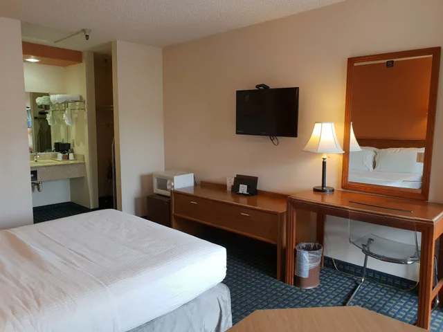 Basic, Single, Queen Bed, Downtown SLO Inn 6/10