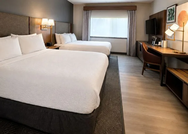 غرفة بريميوم بسرير كوين لذوي الإعاقة، Holiday Inn Columbus an IHG Hotel (ex. Comfort Inn and Suites) 2/4