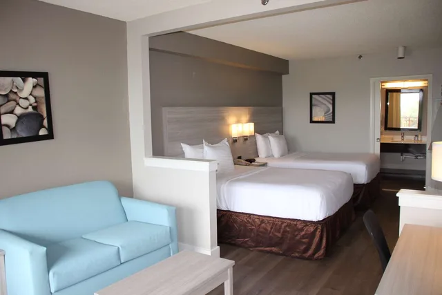 غرفة بسريرين مزدوجين بشرفة، Boca Suites Deerfield Beach, SureStay Collection by Best Western FL 1/9