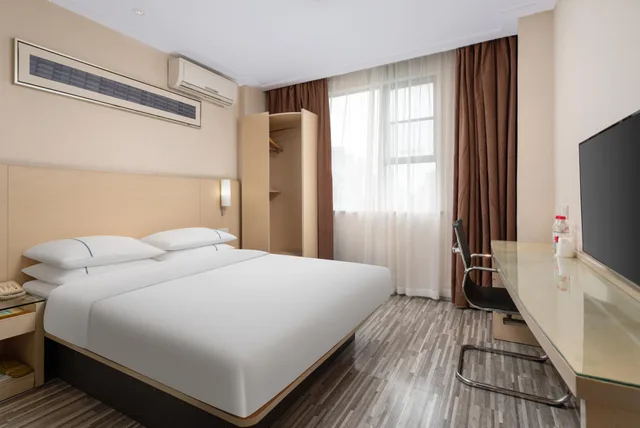 Queen Bed, City Comfort Inn Liuzhou 1/1