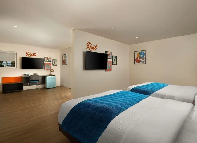 2 Full Beds - Deluxe, Micfridge، Motel6 Santa Barbara, CA - Beach 3/6