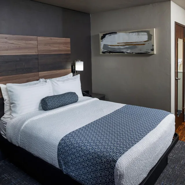 غرفة بسرير كوين، Hotel J Green Bay Formerly Airport Settle Inn 3/8