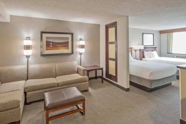 غرفة بسرير كينج مع أريكة في طابق مرتفع، Hyatt Place College Station 3/6
