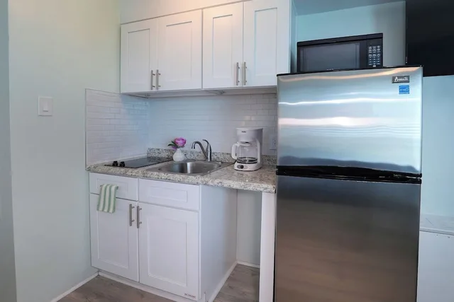 استوديو أساسي بسرير كينج مع أريكة بمطبخ صغير، Paradise Ocean Front Resort 6/6