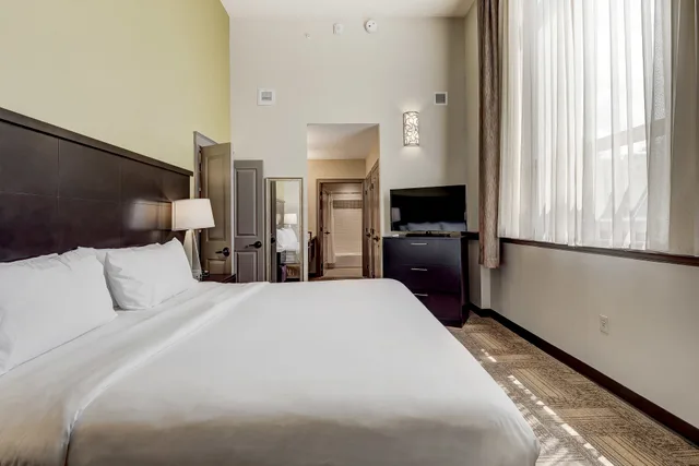 جناح بسرير كينج بإطلالة على المرفأ بغرفة نوم واحدة مع أريكة، Staybridge Suites BALTIMORE INNER HARBOR 1/9