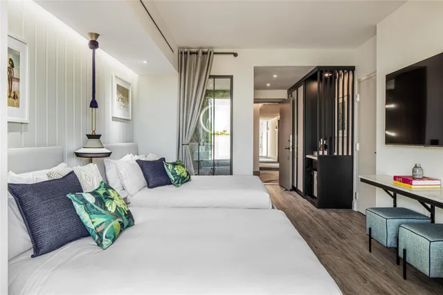 غرفة بسريرين كوين بشرفة لذوي الإعاقة، The Ray Hotel Delray Beach, Curio Collection by Hilton 2/3