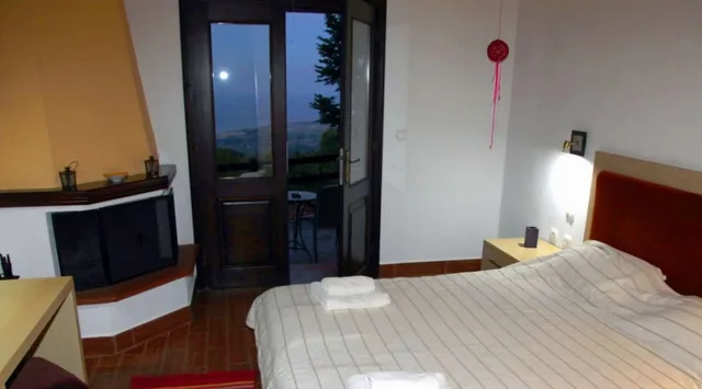 غرفة بسرير كينج وسرير فردي بإطلالة على البحر، Kyveli Boutique Hotel 1/2